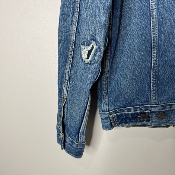 Levi’s Distressed Peace Sign Embroidered Oversized Denim Jean Trucker Jacket - Picture 10 of 11